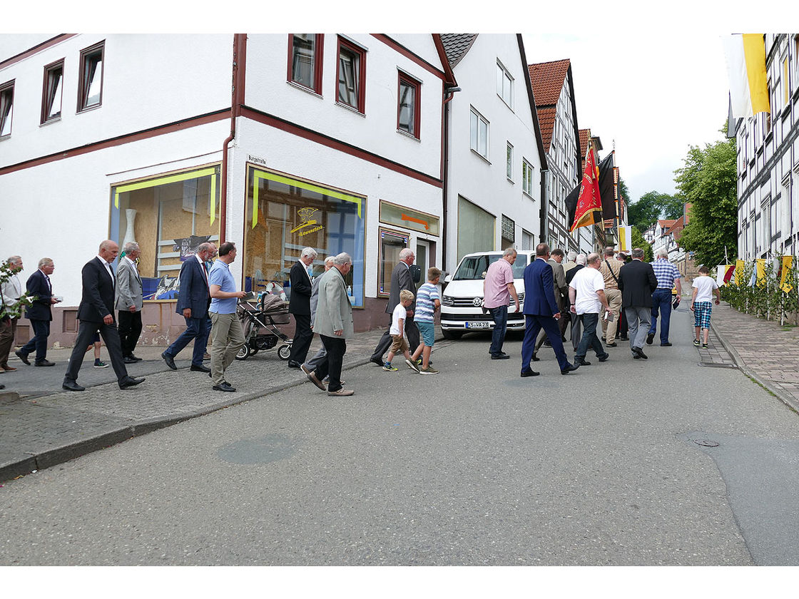 Fronleichnamsprozession durch die Straßen von Naumburg (Foto: Karl-Franz Thiede)